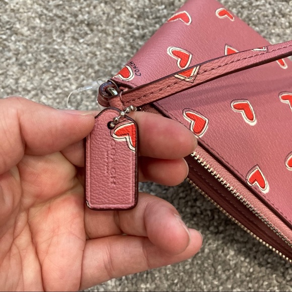 Coach wristlet heart limited design NWT - Picture 6 of 6